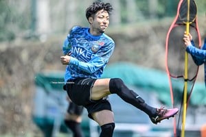 【川崎FW小林悠が復帰目前で語った「現役一番の夢」とは(1)】大黒将志コーチとのシュート練習で得る新たなシュートテクニック。「得点パターンを増やしていければ」と滑らかな動きを披露の画像