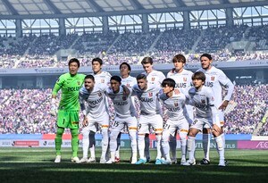 「ヤバいカッコ良すぎる」浦和レッズが「新オフィシャルスーツ」販売で、選手・監督の着用集合写真公開！ 100名限定とレア度高めの11万円オーダースーツの画像