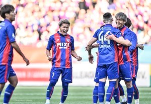 「泣いてしまった」「こっちも熱くなる」 FC東京の勝利後に長友佑都が見せた熱い行動がサポーターの感動を呼ぶ！ W杯戦士に「マジで現役続行してくれて感謝しかない」の画像