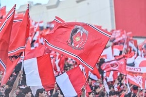 「かっこいい着こなし」元NGT48荻野由佳が「浦和レッズ愛あふれる後ろ姿」でファンを魅了！ タオルマフラーの組み合わせに「由佳ちゃんカッコいい」「闘志が見える」と絶賛の声の画像