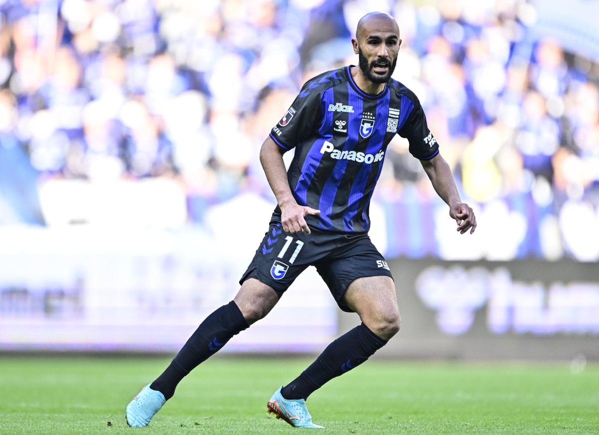 「美味しそう…」G大阪のチュニジア代表FWが超有名お好み焼き店での「家族4人焼きそばショット」公開! 山盛りの焼きそばを前に「なにこれ