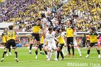 冷静だった｢Jリーグ最強3バック｣と日本代表GKの守備、中野蹴斗らの飛び道具で｢最大の課題｣を克服した広島【ルヴァン杯決勝で｢変貌を遂げた｣柏、新兵器を｢手に入れた｣広島】(2)