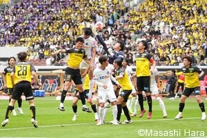 冷静だった｢Jリーグ最強3バック｣と日本代表GKの守備、中野蹴斗らの飛び道具で｢最大の課題｣を克服した広島【ルヴァン杯決勝で｢変貌を遂げた｣柏、新兵器を｢手に入れた｣広島】(2)の画像