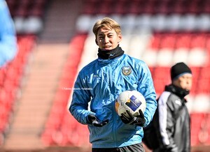 【日中で体感－3度……J1川崎の今季初公式戦は「音がバンバンする凍結ピッチ」での敵地戦 (1)】三浦颯太は「硬いし、日陰のとこはカチコチ」も、「それもACLE。言い訳せずに結果を」と意気込むの画像