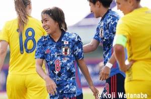 ｢マナはいつも私のお気に入り｣!! アーセナル・岩渕真奈が写っている集合写真のオフショットが話題! ｢1万1000超いいね｣の大反響となったなでしこジャパンMF参加の｢ベストセルフィー｣の画像