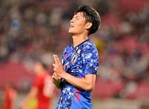 「スカジャンかっこいい！欲しい！」サッカー日本代表FW町野修斗が「猫忍者スカジャンの着用姿」披露！ 地元・伊賀上野城の模擬天守前で、湘南ベルマーレのチームメイトとともに「忍者2ショット」の画像