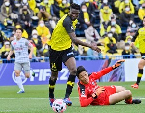 「オルンガ京都加入か？」2020年Jリーグ得点王が「突然投稿した写真」にSNSざわつく！ 柏レイソルに所属し京都戦で1試合8得点を記録したケニア代表の日本風ショットに、Jリーグ公式も反応の画像