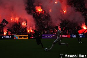 ”デ・クラシケル”は上田綺世もベンチに復帰したフェイエノールト優勢もファン大暴走の末試合中断の事態に！ PHOTOギャラリー【オランダリーグ 第6節 アヤックスvsフェイエノールト 2023年9月24日 試合中断】の画像