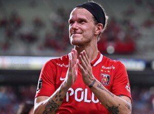 「これめっちゃ欲しい！」「ネーミングから強い」J1浦和のまさかの新商品『ゴッドヘアーバンド』が大反響！「俺もショルツのような完璧な守備を」「仕事も捗ること間違いなし」の声の画像