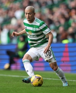 セルティックで躍動する日本代表・前田大然の「サイン入りユニフォーム」に「リバプール出身格闘家」が歓喜!【画像】の画像