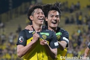 ｢美しい｣夕暮れの三協F柏でキックオフ、東京V染野唯月に｢先制される｣も…後半投入で試合の｢流れを変えた｣柏の背番号8！【柏レイソルvs東京ヴェルディ】激闘PHOTOギャラリーの画像