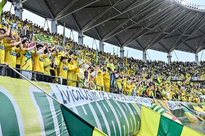 【千葉サポーターアルバム】雨の中で首位堅持のチームを後押しした「ジェフユナイテッド千葉のサポーター写真99枚」！ ゴール裏の熱狂ショット「ジェフユナイテッド千葉ーベガルタ仙台」の画像076
