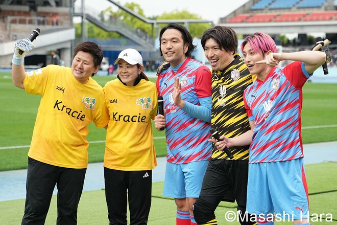 ベレーザ歓喜の瞬間にレジェンド2人も駆けつけた！｢サッカーの神様っているんですね｣今季限りで引退のDF岩清水梓が息子と掲げた優勝トロフィー【RB大宮アルディージャWOMEN vs日テレ・東京ヴェルディベレーザ】激闘PHOTOギャラリーの画像001