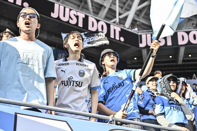 【サポーターアルバム】敵地で勝利を掴んだ川崎フロンターレのサポーター写真75枚！ 圧巻の応援で勝ち越し導く「サンフレッチェ広島ー川崎フロンターレ」の画像075