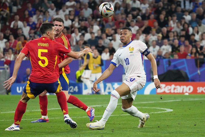 ｢かっこいい!!｣フランス代表の｢自由の女神も意識｣の新ユニフォームに世界が興奮！｢斬新」｢あまりに好き」