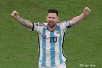 ｢最も美しい完璧なカップル｣2アシストでMSL初優勝のメッシ、“美人幼なじみ妻”との熱烈ハグショットが沸騰｢最高にかわいい｣