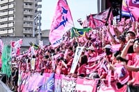 ｢全部の写真がかわいい｣ピンクユニ姿の“あつこおねえさん”の笑顔満載ショットの数々に反響！｢素敵なお写真｣｢勝利のダンスもキレキレ｣