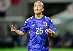 「おいしそうな頭」前田大然がシーサーに「頭かじられショット」公開で、伊東純也も思わず「かわい」と反応！ 巨大シーサーに食べられるも笑顔見せるの画像