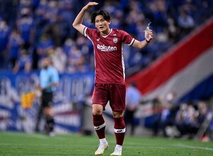 「なにわ男子の人達ですか？」ヴィッセル神戸・飯野七聖＆サガン鳥栖・岩崎悠人が「アイドル風写真」公開！ かつてのチームメイトがオフ期間に再会の画像