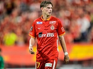 「こんなんやられたら惚れる」J1名古屋グランパスFWキャスパー・ユンカーのインタビュー中「お手振り」にファン悶絶!「中継のカメラマンさんが振り返って見ているのも面白い」などの声の画像