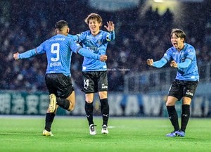 「ちょっぴりシュールで愛しかったです」侍ジャパン・井端監督がJ1川崎の試合を訪れ、その「登場姿」が話題に！ 競技場を半周する姿に2万人超え観客から歓声沸くの画像