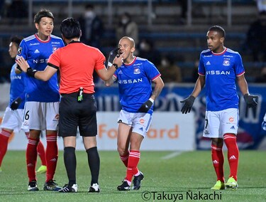 横浜fマリノス3連勝 2 またも怒号が飛び交った Varノーゴール判定 サッカー批評web