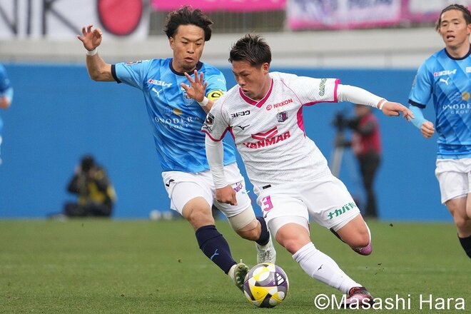 新戦力2人を｢2シャドー｣抜擢、超大型FWが｢元日本代表DF｣相手に圧巻のプレー、「ここまで1得点｣横浜FCが2ゴール【明治安田J1リーグ第6節　横浜FCvsセレッソ大阪】PHOTOギャラリーの画像009