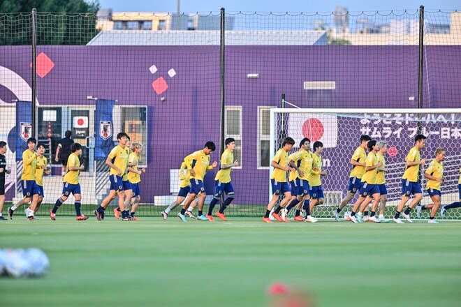 「めっちゃみんな笑顔やん」サッカー日本代表、カタールでの解散前の「最後の集合写真」に7万いいね! ワールドカップの激動を終えた「選手とスタッフの清々しい笑顔」に感謝の声が続々!の画像