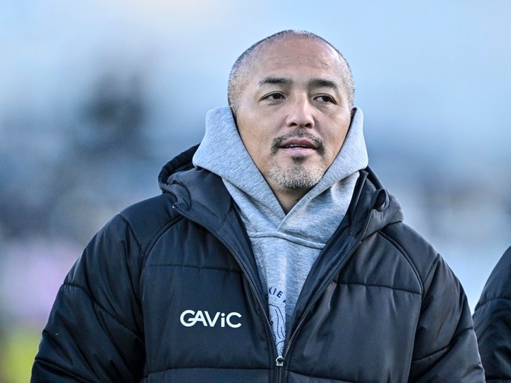 ｢すんごいコレクション｣小野伸二氏が自宅ソファでの“リラックスショット”公開！｢かっこよすぎ！｣ 計4枚の『熱狂開幕ブランケット』にお宝写真や鬼滅フィギュアも