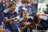 ｢かっこよすぎて爆沸き｣J1広島の新ユニフォームにファン沸騰｢ウルトラマンみたい｣｢これは売れそう｣アウェイユニは｢お好み焼きのヘラから着想｣の画像