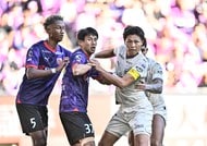 復帰した浦和スコルジャ新監督が「仕掛けた」ハーフタイムの心理戦とカウンター、広島の「士気を下げた」苦い記憶と首位奪還の重圧、連戦の代償【大混戦のJ1優勝争い「こうなる」】(2)の画像