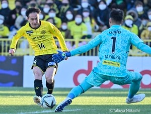 【画像あり】「綺麗すぎじゃね？」「めっちゃ美人…」柏レイソルFW小屋松知哉の奥さん来場にSNSざわめき！ 追加点後には「左手にキス」パフォーマンスの画像