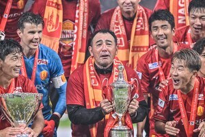 「涙もきらり」超人気女性グラドルのJ1名古屋の優勝現地報告「泣きはらして目が真っ赤ショット」が話題に！「カッコいいジャケットですね！」とユニフォームコーデにも注目の声の画像