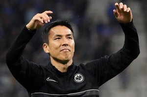 ｢驚異の危機察知能力！｣元日本代表・長谷部誠氏のゴールライン際“ギリギリ”ディフェンス！｢整ってる｣｢本当に凄い｣堂安律が受け継いだ背番号の重みの画像