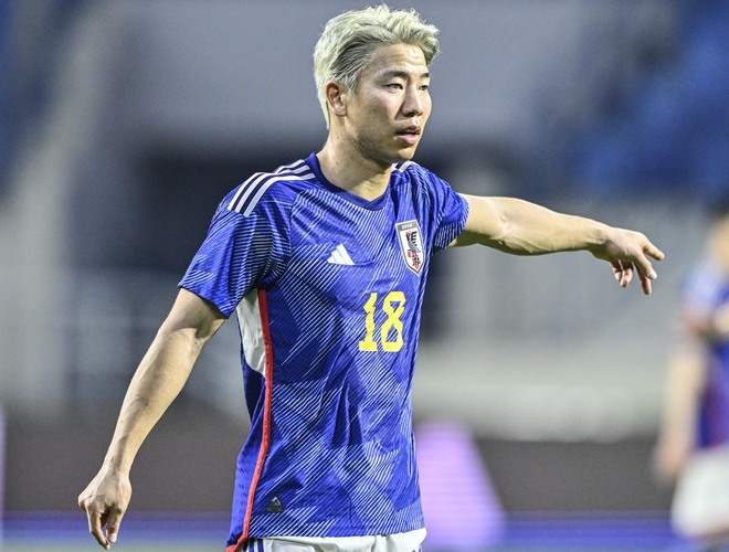 「ブレててもかっこいい」サッカー日本代表・浅野拓磨が投稿した「日本代表色のダウン姿」にファンから絶賛の声！ 「いつも攻めていて、とても似合う」と攻撃的センスが称賛されるの画像