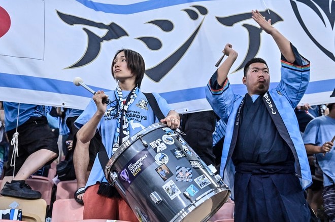 【サポーターアルバム】サウジアラビア・ジェッダ開催のACLE決勝に川崎サポーター700人が集結！ 現地で声援を送ったサポーター写真78枚「アル・アハリー川崎フロンターレ(1)」の画像044