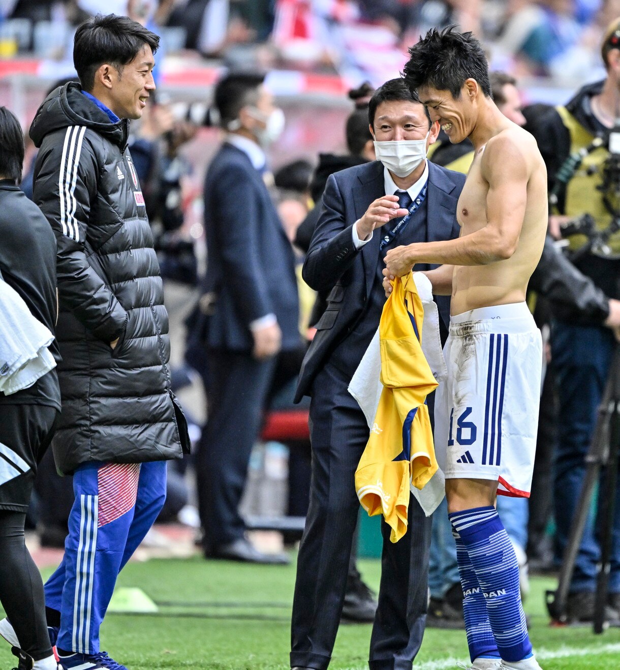 画像・写真:「わーお冨安の筋肉わーお」「筋肉えぐ」サッカー日本代表DF冨安健洋のアメリカ代表戦後のユニフォーム交換にファンの視線が集中 ...