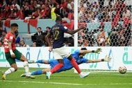 フランクフルトの企画に日本人コンビが登場!  元日本代表・長谷部誠が流暢なドイツ語でW杯出場・鎌田大地をリード&謝罪!長谷部は自身のユニフォームをプレゼントするも、鎌田は「メリークリスマス」の言葉のみの画像