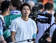 「セカンドユニカッコいい!」S・ランスの“光沢ブルー”新アウェイユニ&モデル起用の日本人コンビが話題!「純也さんの銀髪が映える」「敬斗くんの笑顔の破壊力」の声の画像