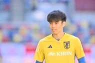 「可愛いけど怪我なら心配」!! サッカー日本代表・田中碧が試合後におんぶされてロッカールームへ! 勝利後のチャントではジャンプできず…「碧大丈夫?」など心配の声続々の画像