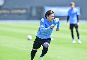 川崎MF瀬川祐輔の取材中に田邉秀斗が隣に乱入⁉ 思い切って田邉について聞いてみると……川崎のチームの雰囲気が伝わる一コマ【麻生G現場コラム】の画像