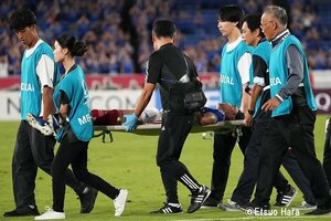 危険な戦場に記者を送り込まない｢日本の報道機関｣と同じサッカー界、ケガをする恐れのある選手に対する｢本当の優しさ｣とは何か【サッカーを滅ぼす｢プレー中断｣を減らすべし】(1)の画像