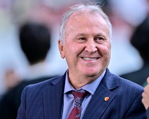 「70歳とは思えない」「凄まじい神パス」神様ジーコ氏がオールスターゲームで見せた「アウトサイドループパス」が話題に！ 日本のファンからも反応続々の画像