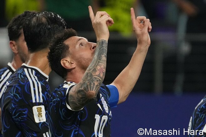 ｢神｣メッシが貫禄＆絶妙の直接FK弾でW杯史上初の7試合連続ゴール！ W杯連覇を目指すアルゼンチン代表の進撃＆スタンドからのメッシコール【アルゼンチン代表vsヨルダン代表】激闘PHOTOギャラリーの画像009