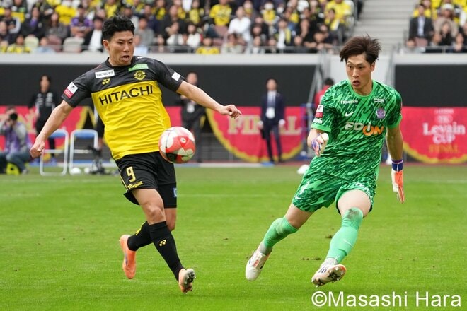 紫と黄色に染まった国立競技場で広島が掲げた歓喜の優勝カップ！ バットマン田中聡のキーマン封じ＆中野就斗のロングスローから荒木隼人の渾身ヘッド＆ジャーメイン良のボレー弾！【サンフレッチェ広島vs柏レイソル】激闘PHOTOギャラリーの画像006