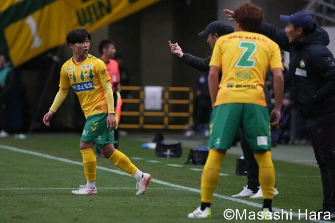 笑顔、笑顔のフクアリを激写！新たな歴史の幕開けを感じさせる17歳＆37歳のツーショット！17年ぶりのJ1復帰に沸いた歓喜の昇格プレーオフ決勝を振り返る【ジェフユナイテッド千葉vs徳島ヴォルティス】激闘PHOTOギャラリーの画像003