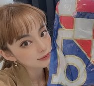 ｢和製マリリン・モンロー︎｣噂の美人すぎるW杯サポーター、白肌美デコルテとアレンジショートで雰囲気ガラリ！新CM出演報告に｢どタイプ｣｢お人形さんかと｣の画像