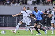 リーグ・アンの王者パリ・サンジェルマンと川崎フロンターレの試合後にアルゼンチン代表FWリオネル・メッシ、ネイマールブラジル代表FWネイマール、フランス代表FWキリアン・ムバッペらスター軍団目掛けて観客が突撃乱入! 「白シャツに日本人の名前」を書いてアピールも、相次ぐ乱入に問われるモラルの画像