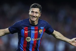 「なんだこれは」バルセロナFWレバンドフスキが高難度の技術で「本拠地カンプ・ノウ初得点」! GKをかわして”0角度”の位置からネットを揺らす【動画】の画像