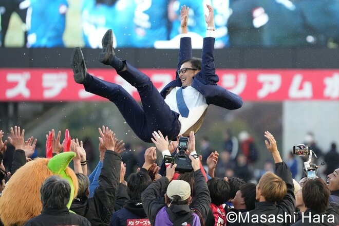 悲願成就！歓喜と涙…水戸がJ1初昇格！苦節26年…1万人超のサポーターの前での胴上げ＆シャーレアップを現地報告！【水戸ホーリーホックvs大分トリニータ】激闘PHOTOギャラリーの画像004